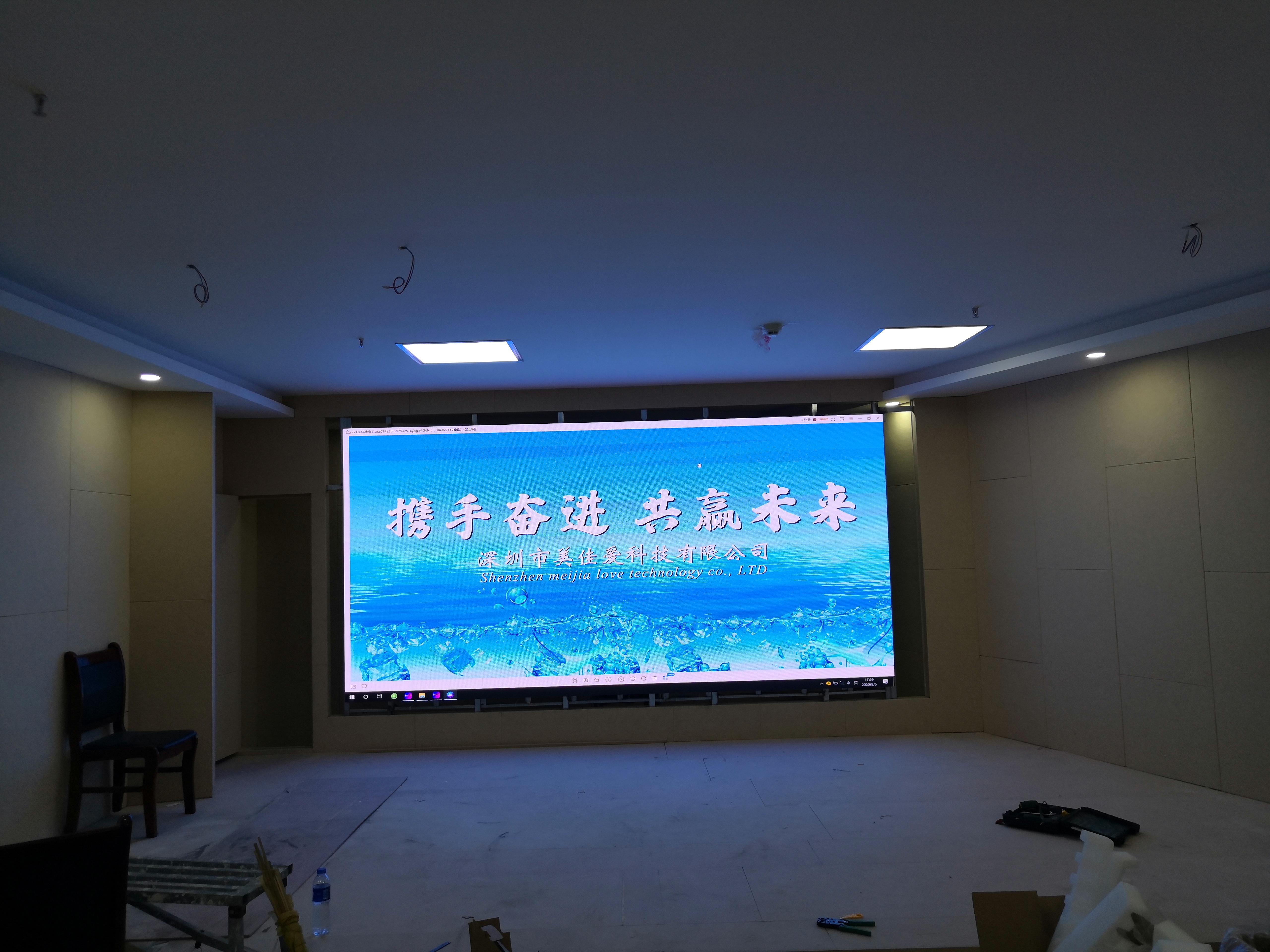 室內全彩P2.5LED顯示屏-焊接壁掛支架-青?；疖囌?/>
            </p>
                        <p style=