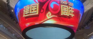 公司花20萬裝修的會議室，竟被客戶吐槽‘像網吧’？高級感會議室的屏幕選擇秘訣”